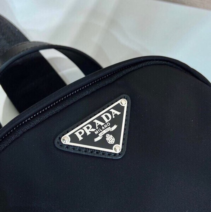 PRADA 2VZ105 胸バッグ サイズ:31x20cm