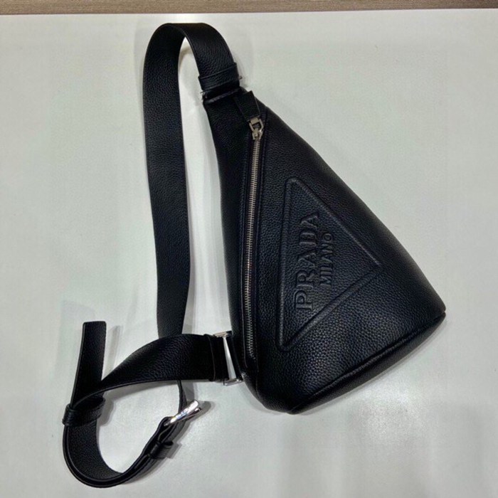 PRADA 2VZ098 胸バッグ サイズ:32x17x6.5cm