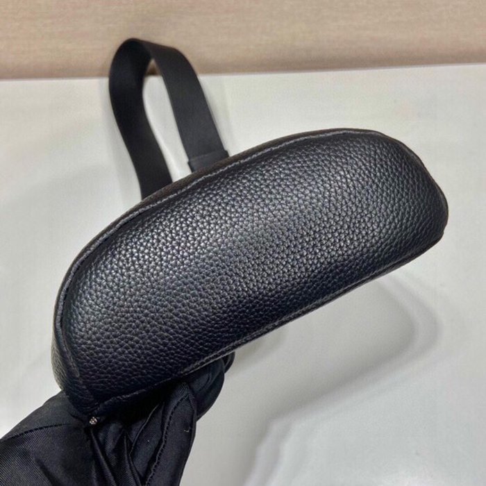 PRADA 2VZ098 胸バッグ サイズ:32x17x6.5cm