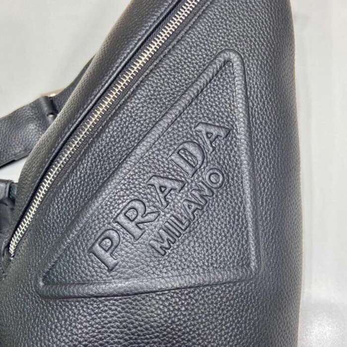 PRADA 2VZ098 胸バッグ サイズ:32x17x6.5cm