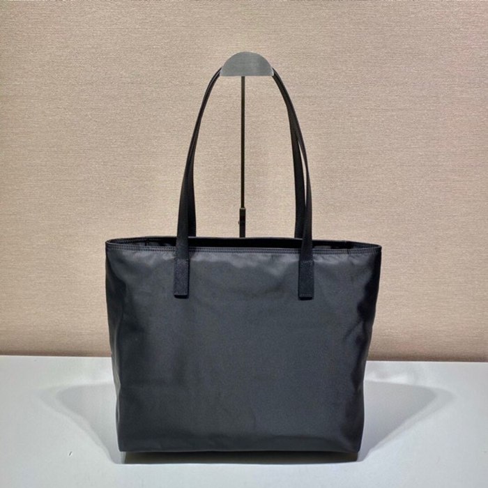 PRADA 1BG052 ナイロントート サイズ:35x29x15.5cm