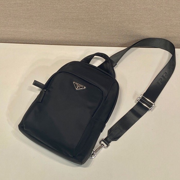 PRADA 2VZ116 胸バッグ サイズ:27x20cm