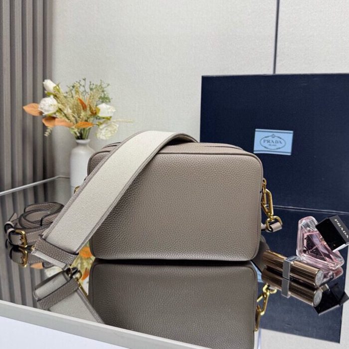 PRADA 1BH082 ダブルストラップ サイズ:22x14.5x8.5cm