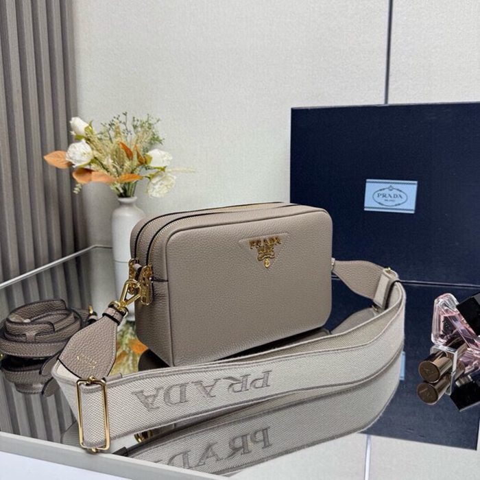 PRADA 1BH082 ダブルストラップ サイズ:22x14.5x8.5cm