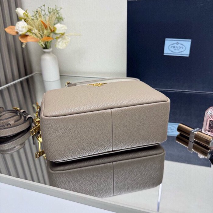 PRADA 1BH082 ダブルストラップ サイズ:22x14.5x8.5cm