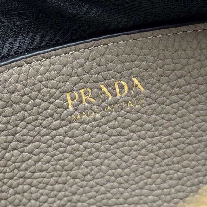 PRADA 1BH082 ダブルストラップ サイズ:22x14.5x8.5cm