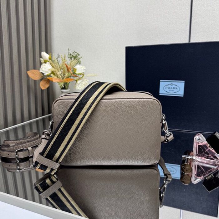 PRADA 1BD082 ダブルストラップ 鹿皮紋牛皮 サイズ:22x14cm