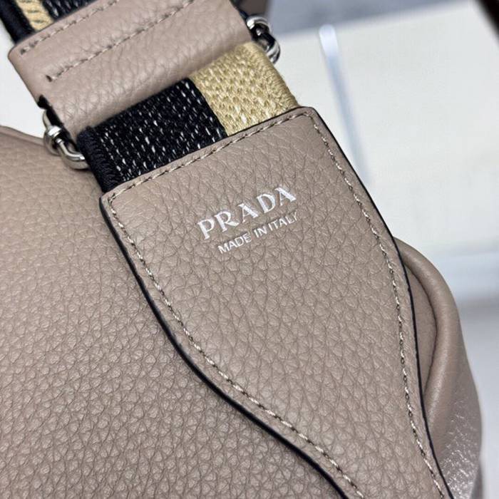 PRADA 1BD082 ダブルストラップ 鹿皮紋牛皮 サイズ:22x14cm