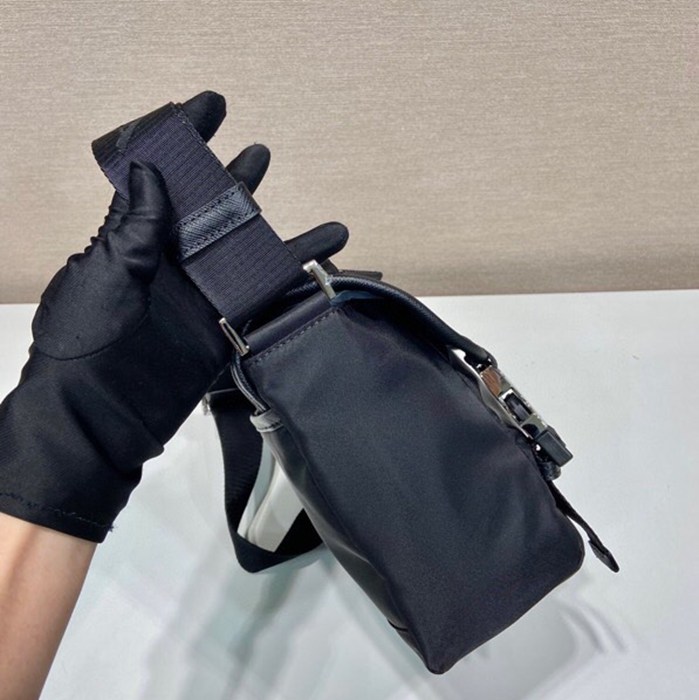 PRADA 2VD066 メッセンジャー 小 サイズ:20x19x10cm