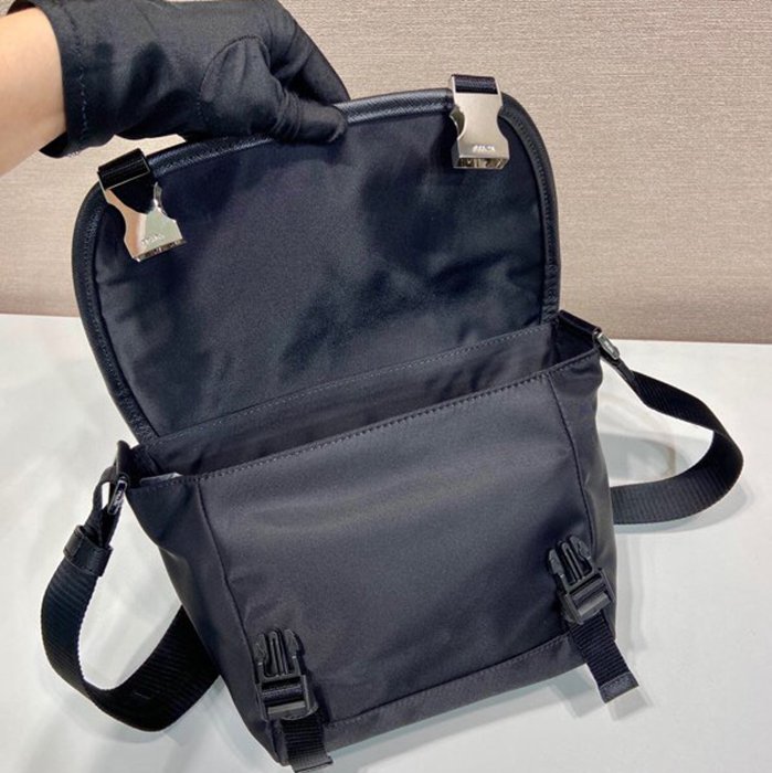 PRADA 2VD066 メッセンジャー 小 サイズ:20x19x10cm