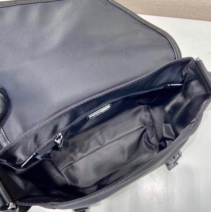 PRADA 2VD066 メッセンジャー 小 サイズ:20x19x10cm