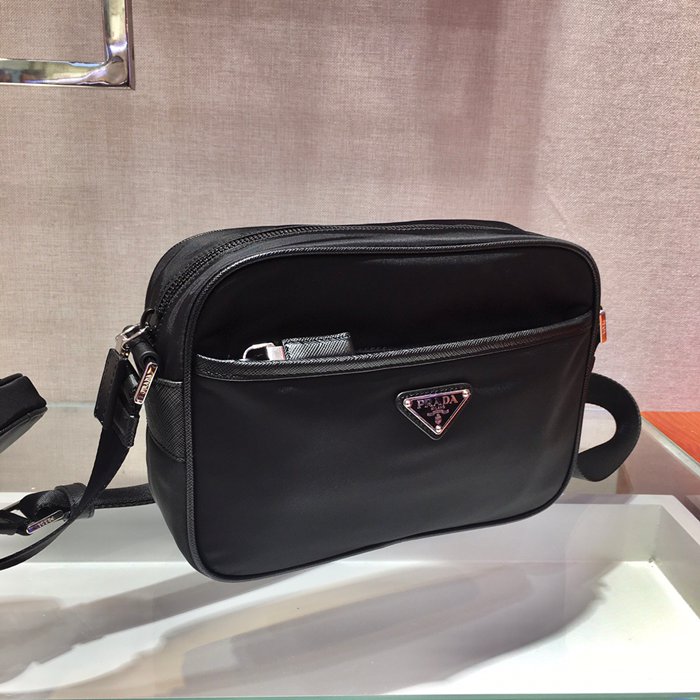 PRADA 新作スマホバッグ サイズ:18x12cm