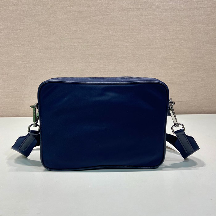 PRADA 新作斜め掛け サイズ:28x20x10cm