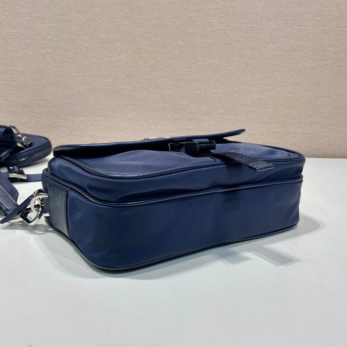PRADA 新作斜め掛け サイズ:28x20x10cm