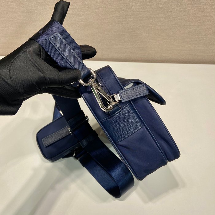 PRADA 新作斜め掛け サイズ:28x20x10cm
