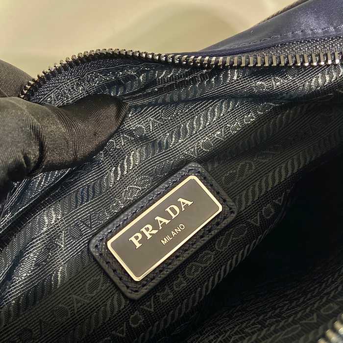PRADA 新作斜め掛け サイズ:28x20x10cm
