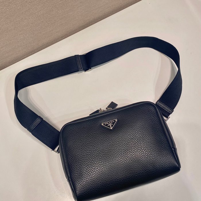 PRADA 2VH181 胸バッグ 大 サイズ:24x16.5cm