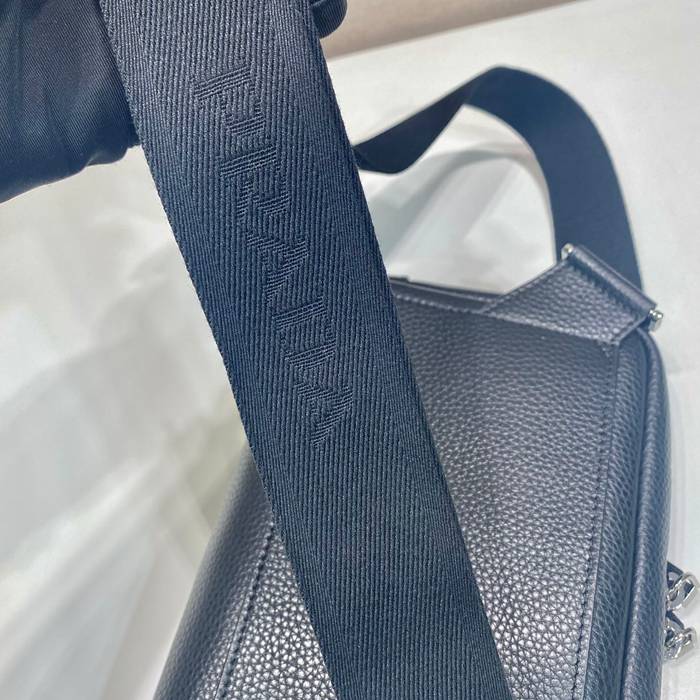 PRADA 2VH181 胸バッグ 大 サイズ:24x16.5cm