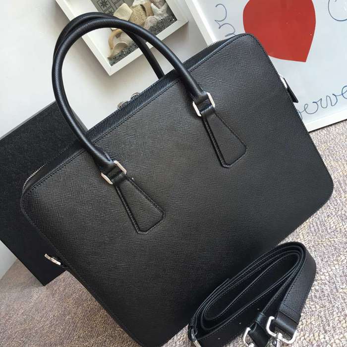 PRADA 2VE366B 新作ブリーフケース サイズ:36x28cm