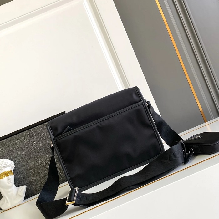 PRADA 2VD769 ナイロンメッセンジャー サイズ:26x20x10cm