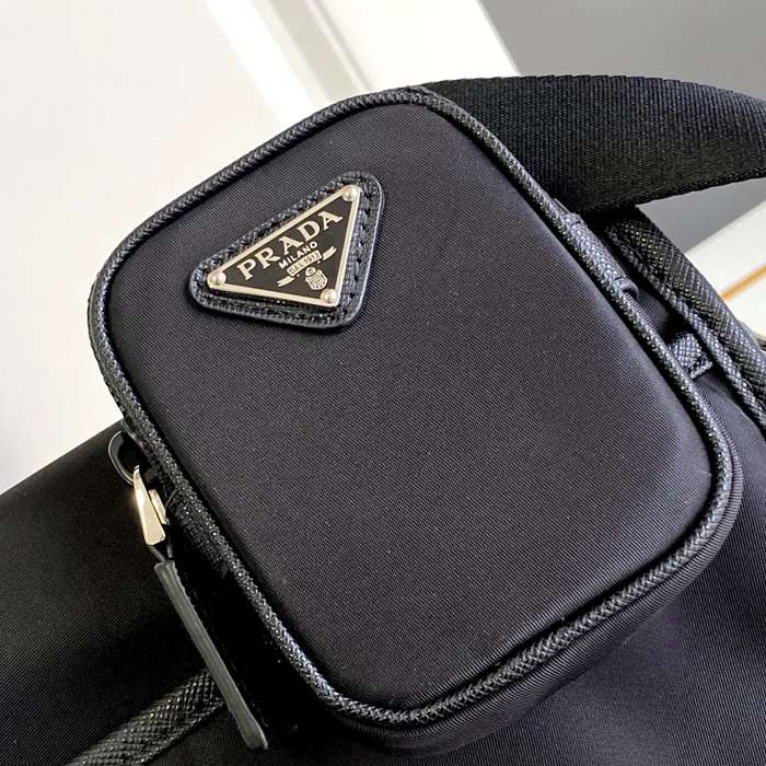PRADA 2VD769 ナイロンメッセンジャー サイズ:26x20x10cm