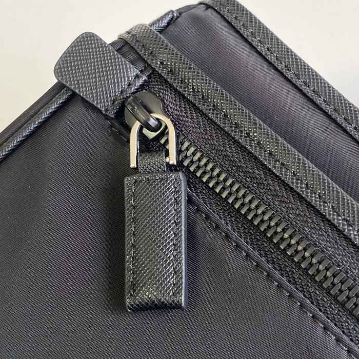 PRADA 2VD769 ナイロンメッセンジャー サイズ:26x20x10cm