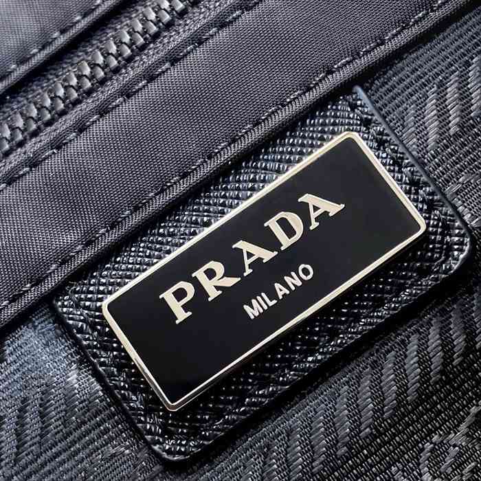 PRADA 2VD769 ナイロンメッセンジャー サイズ:26x20x10cm