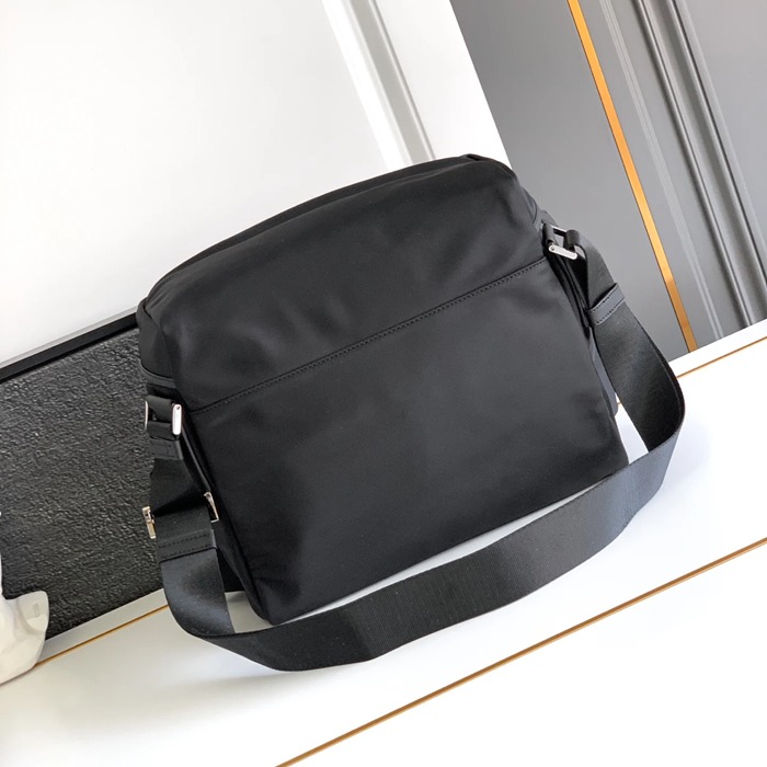 PRADA 2VD062 ナイロン斜め掛け サイズ:29x23x15cm