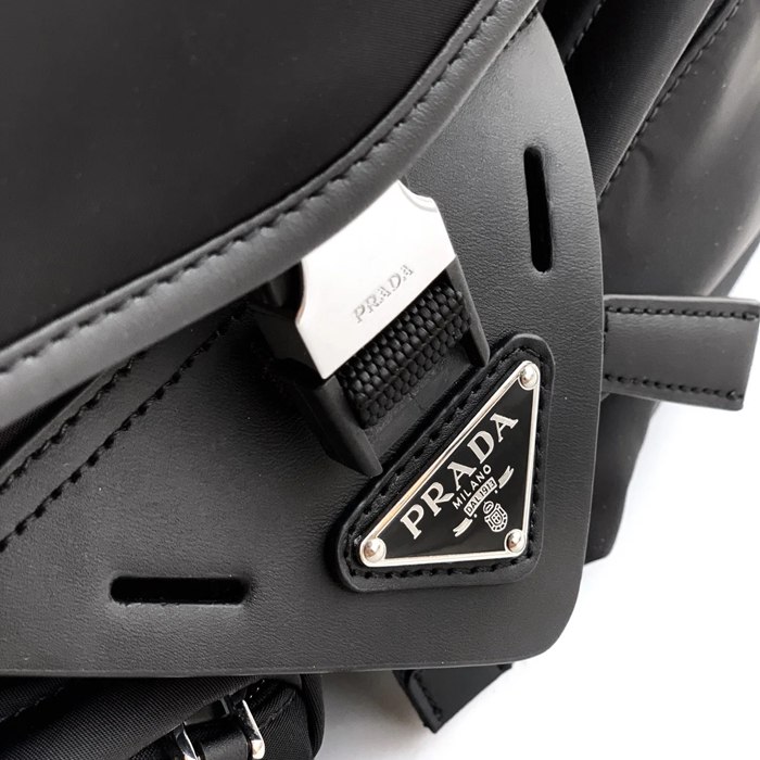PRADA 2VD062 ナイロン斜め掛け サイズ:29x23x15cm