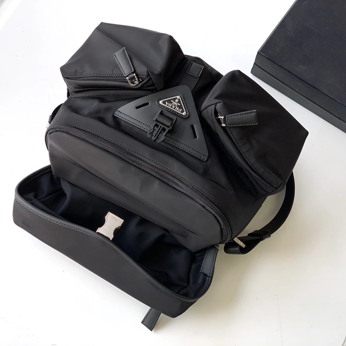PRADA 2VD062 ナイロン斜め掛け サイズ:29x23x15cm