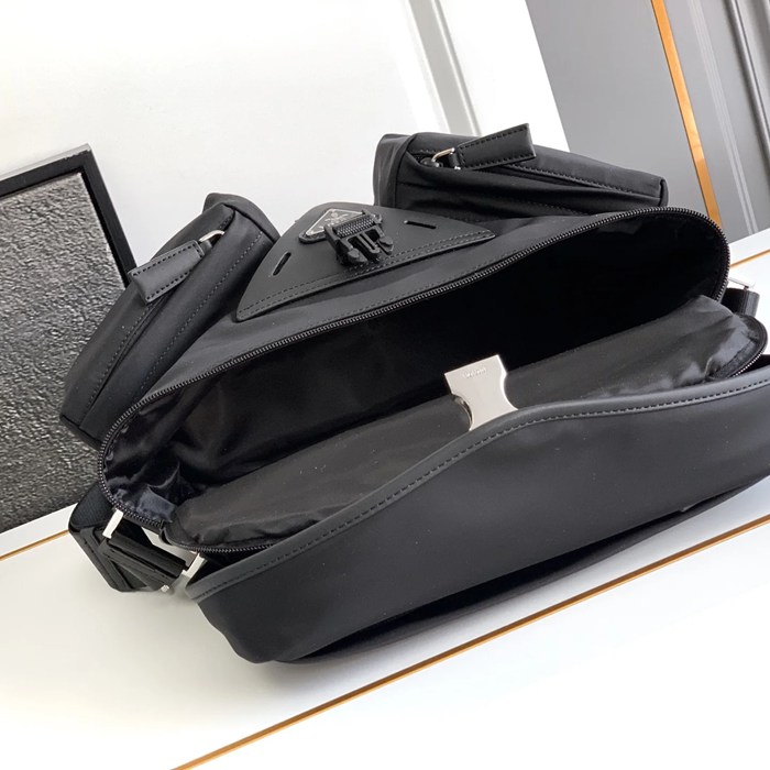 PRADA 2VD062 ナイロン斜め掛け サイズ:29x23x15cm