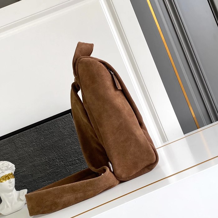 PRADA 2VZ114 スエードレザー胸バッグ サイズ:32x18x11cm