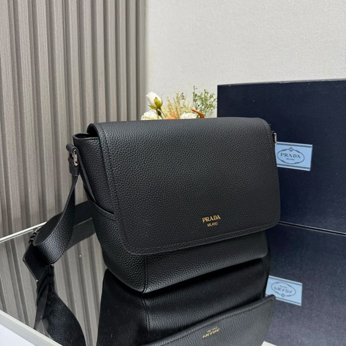 PRADA 2VD069 レザーメッセンジャー サイズ:22x22x12cm
