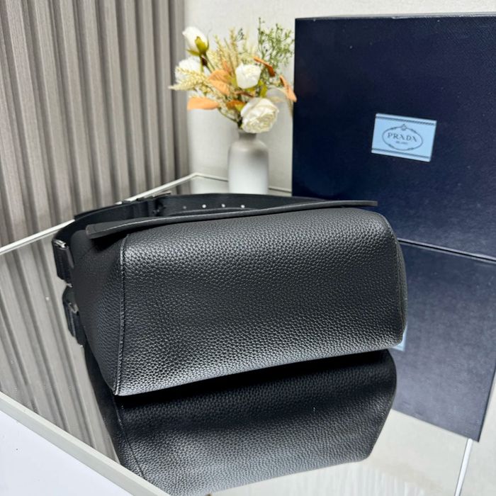 PRADA 2VD069 レザーメッセンジャー サイズ:22x22x12cm