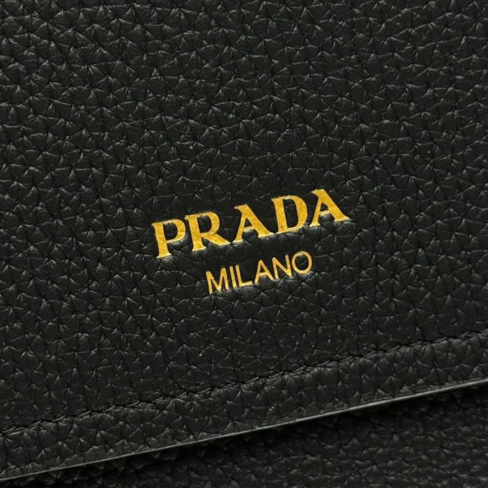 PRADA 2VD069 レザーメッセンジャー サイズ:22x22x12cm