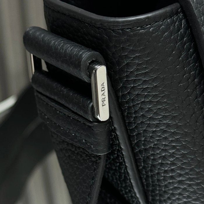 PRADA 2VD069 レザーメッセンジャー サイズ:22x22x12cm