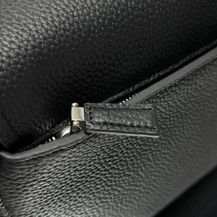 PRADA 2VD069 レザーメッセンジャー サイズ:22x22x12cm
