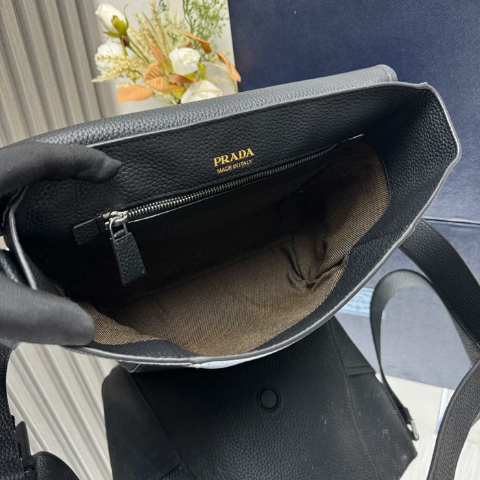 PRADA 2VD069 レザーメッセンジャー サイズ:22x22x12cm
