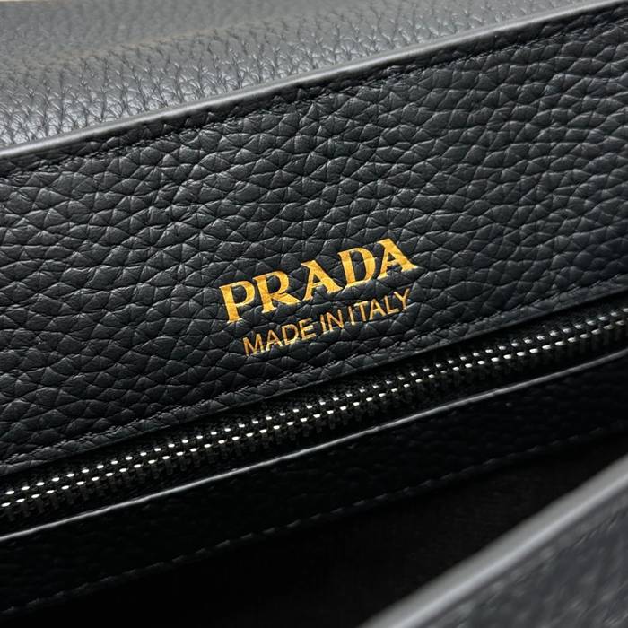 PRADA 2VD069 レザーメッセンジャー サイズ:22x22x12cm
