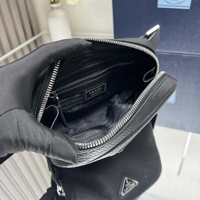 PRADA 2VH184 胸バッグ サイズ:19.5x13.5cm