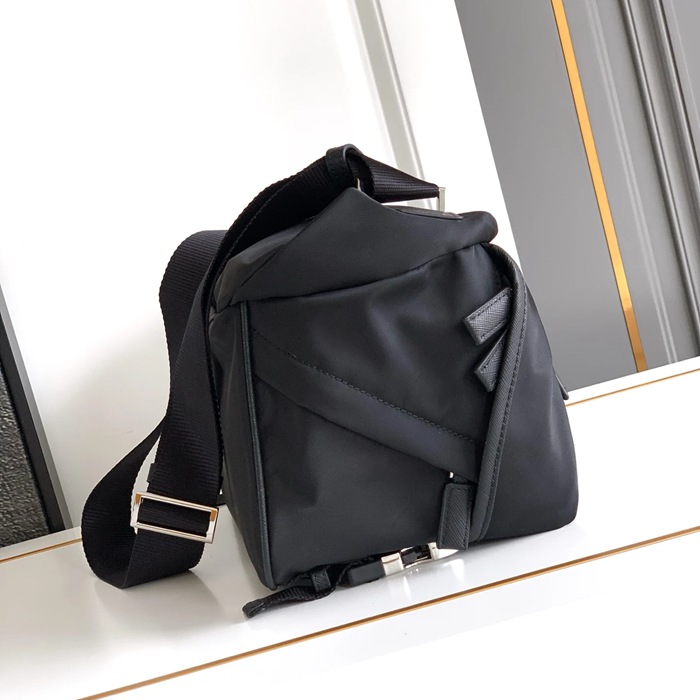 PRADA 2VH991 フラップショルダー メッセンジャー サイズ:32x18x16cm