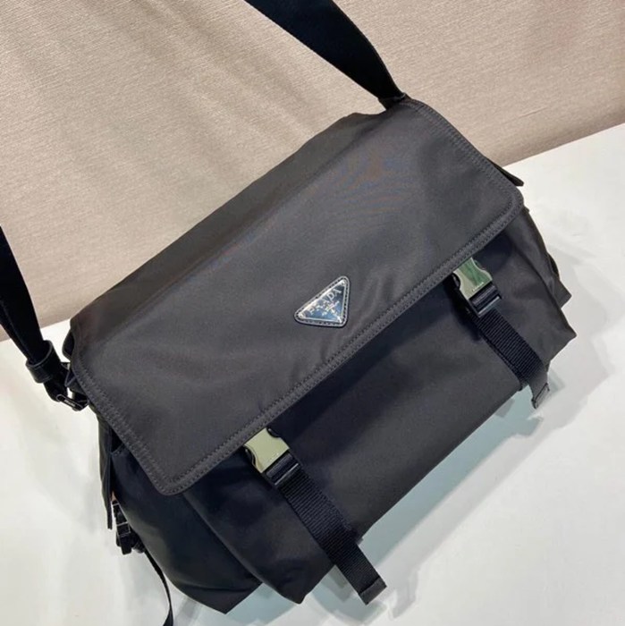 PRADA 2VD082 エクスプローラーナイロンメッセンジャー サイズ:42x22x20cm