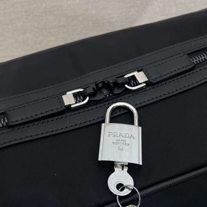 PRADA 2VC014 リナイロントラベルバッグ 小 サイズ:45x27x23cm