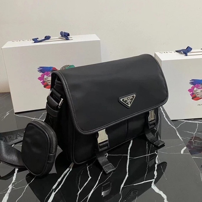 PRADA 2VD769B ナイロンフラップ斜め掛け 中 サイズ:26x20x10cm