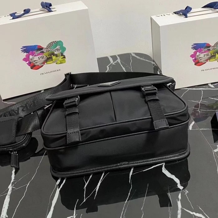 PRADA 2VD769B ナイロンフラップ斜め掛け 中 サイズ:26x20x10cm