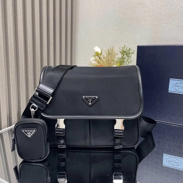 PRADA 2VD769A ナイロンフラップ斜め掛け サイズ:26x20x10cm