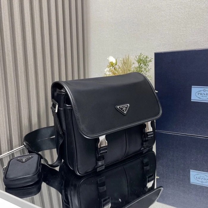 PRADA 2VD769A ナイロンフラップ斜め掛け サイズ:26x20x10cm