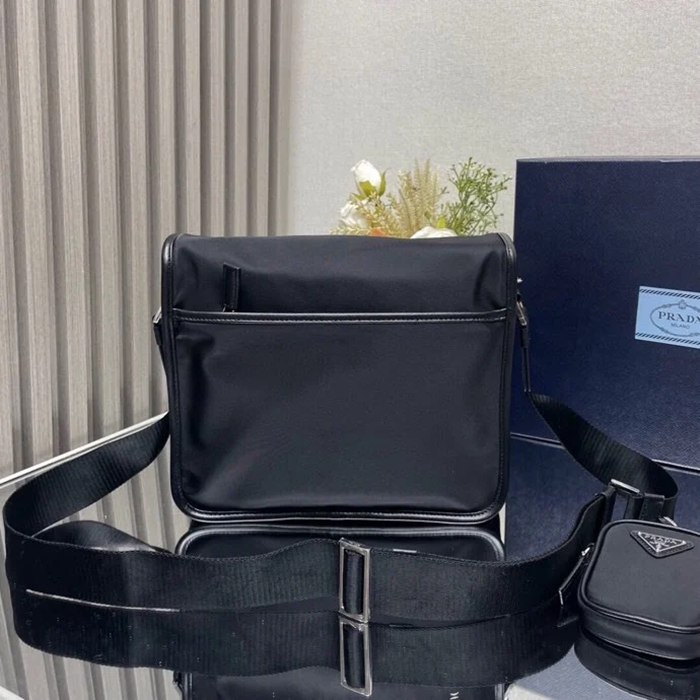 PRADA 2VD769A ナイロンフラップ斜め掛け サイズ:26x20x10cm