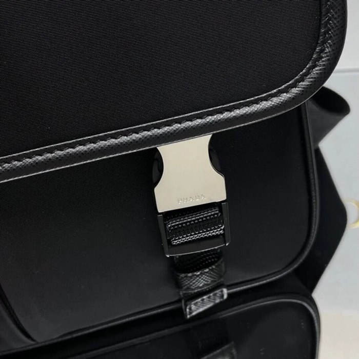 PRADA 2VD769A ナイロンフラップ斜め掛け サイズ:26x20x10cm