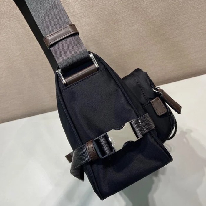 PRADA 2VH192 リナイロンメッセンジャー サイズ:28x17.5x10cm